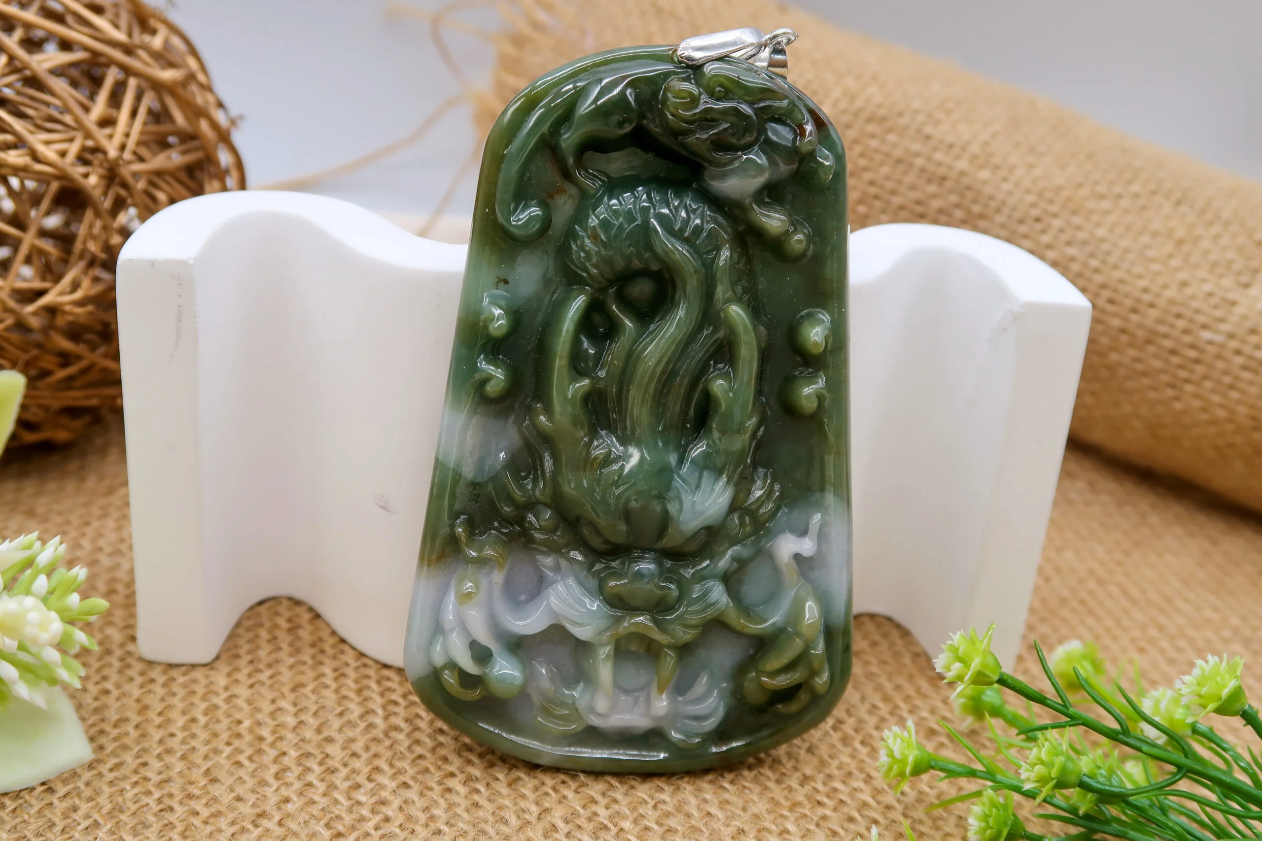 《御翔龍影》天然翡翠祥龍玉墜，嚴選高品質天然翡翠精雕打造