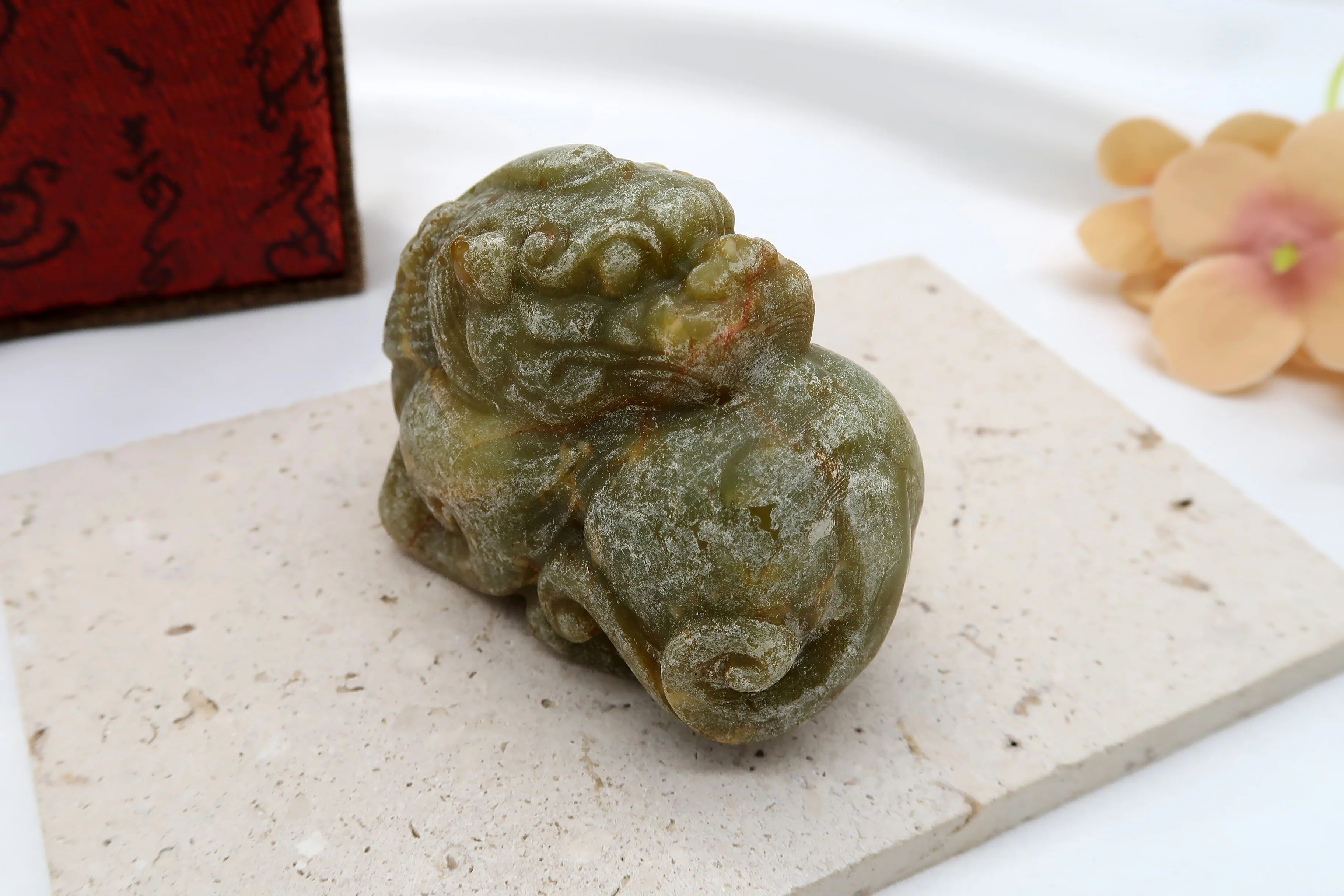 青綠古韻貔貅玉雕擺件｜趴臥神獸造型・中式文房收藏雅玩