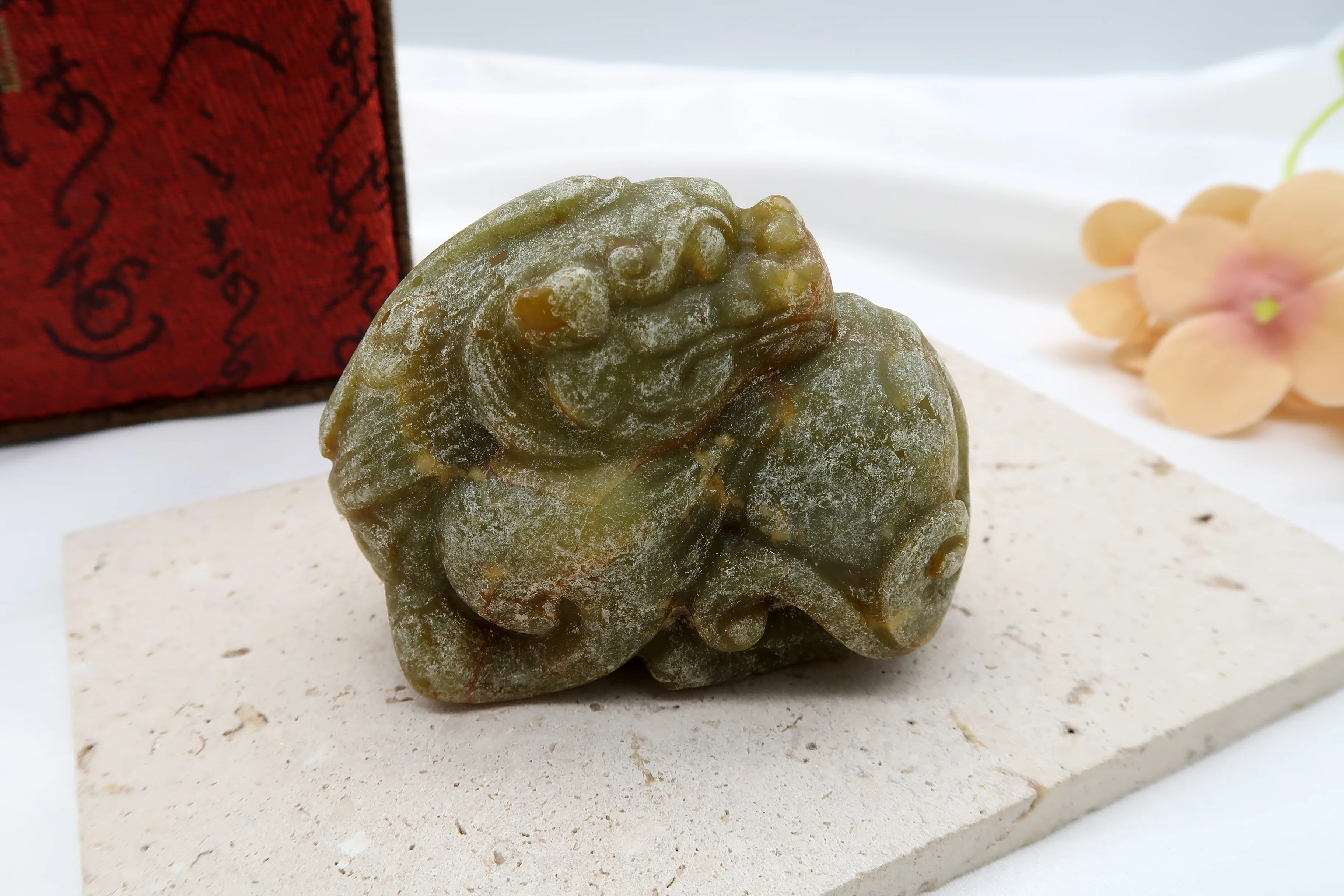 青綠古韻貔貅玉雕擺件｜趴臥神獸造型・中式文房收藏雅玩