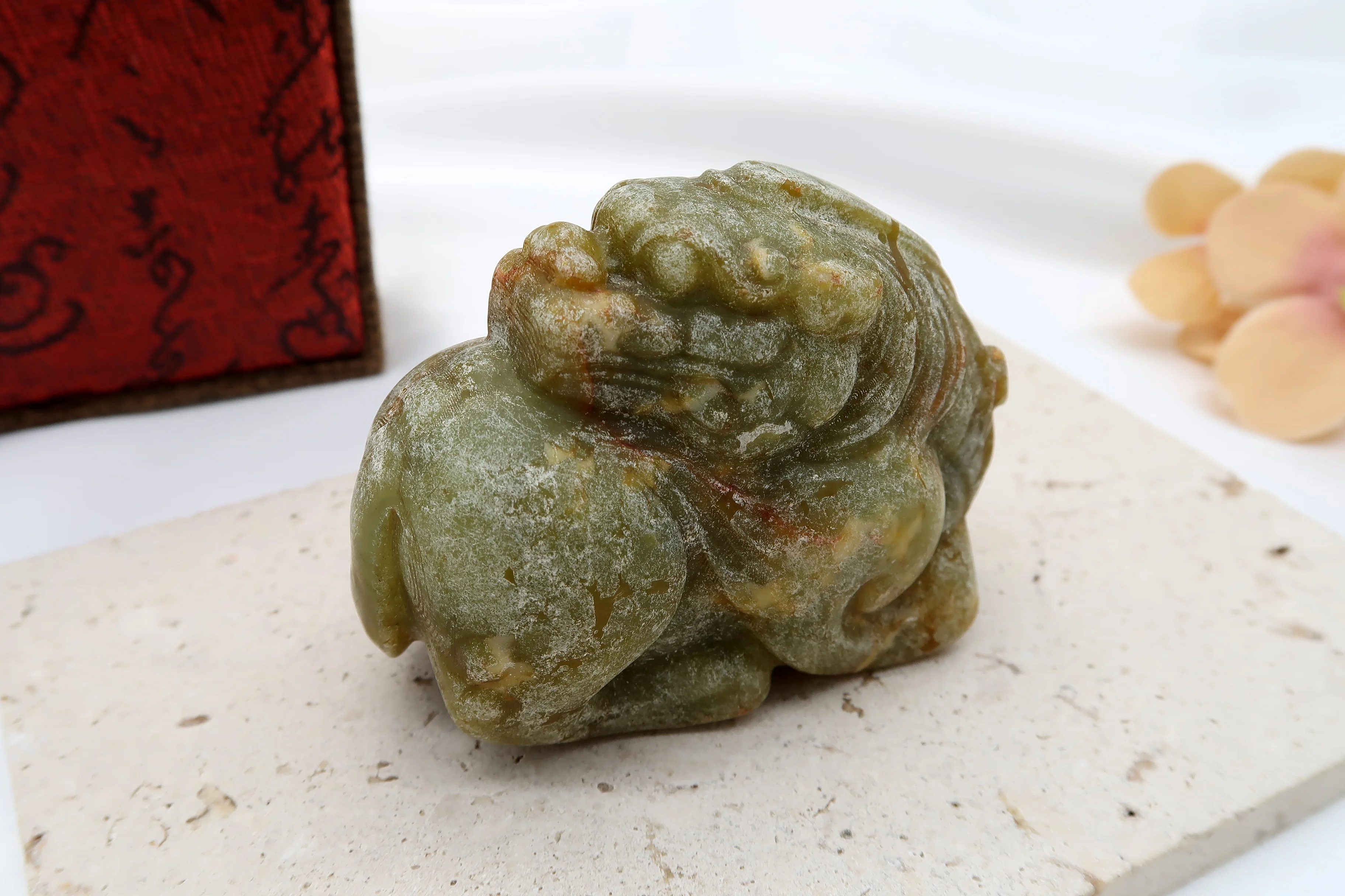 青綠古韻貔貅玉雕擺件｜趴臥神獸造型・中式文房收藏雅玩
